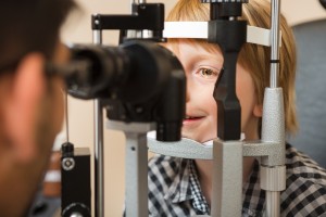 Kind beim Sehtest bei Pestel Optik in Dresden, Sehtest ist eben nicht gleich Sehtest. Pestel Optik in Dresden untersucht auch das beidäugige Sehen. Ein Service, den weniger als 5% der dt. Optiker und Ärzte bieten.