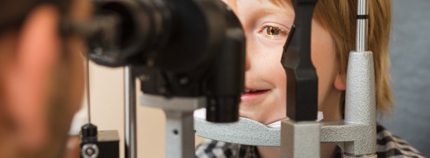 Kind beim Sehtest bei Pestel Optik in Dresden, Sehtest ist eben nicht gleich Sehtest. Pestel Optik in Dresden untersucht auch das beidäugige Sehen. Ein Service, den weniger als 5% der dt. Optiker und Ärzte bieten.