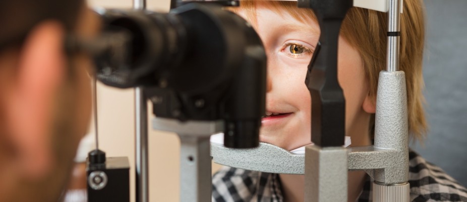 Kind beim Sehtest bei Pestel Optik in Dresden, Sehtest ist eben nicht gleich Sehtest. Pestel Optik in Dresden untersucht auch das beidäugige Sehen. Ein Service, den weniger als 5% der dt. Optiker und Ärzte bieten.