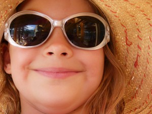Kind mit Sonnenbrille, Schicke Sonnenbrillen zum fairen Preis.