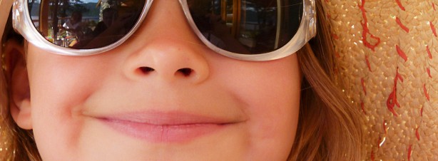 Kind mit Sonnenbrille, Schicke Sonnenbrillen zum fairen Preis.