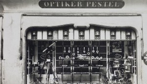Alte Fotografie von Pestel Optik in Dresden, Pestel Optik – Seit 180 Jahren Ihr Ansprechpartner bei Sehtests, Augenglasbestimmung, Kinderoptometrie und Winkelfehlsichtigkeit in Dresden.